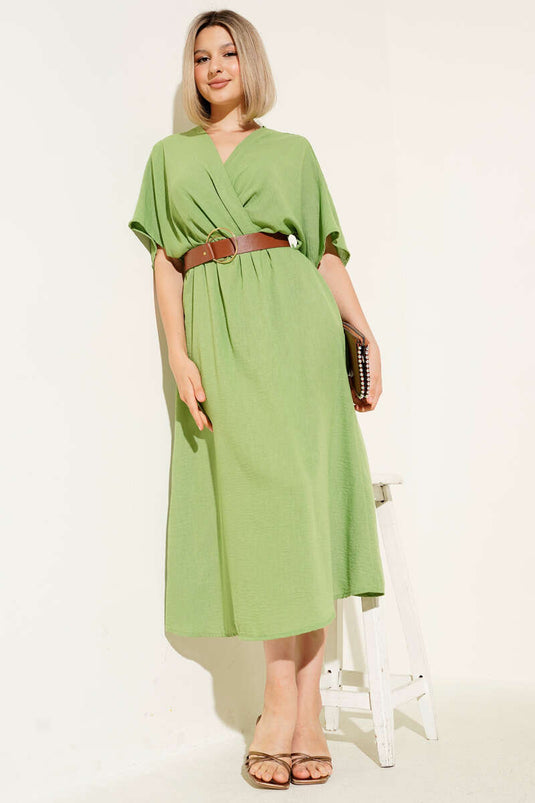 Vestido midi con cinturón y cuello cruzado verde