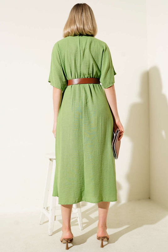 Vestido midi con cinturón y cuello cruzado verde