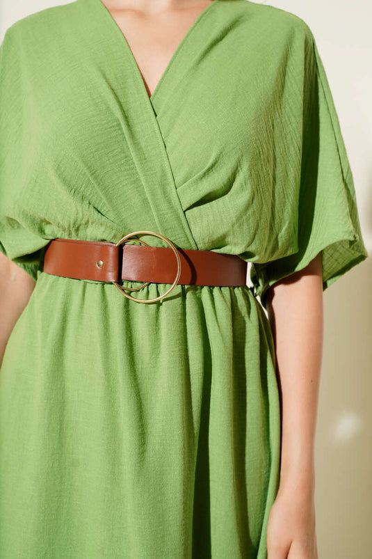 Vestido midi con cinturón y cuello cruzado verde