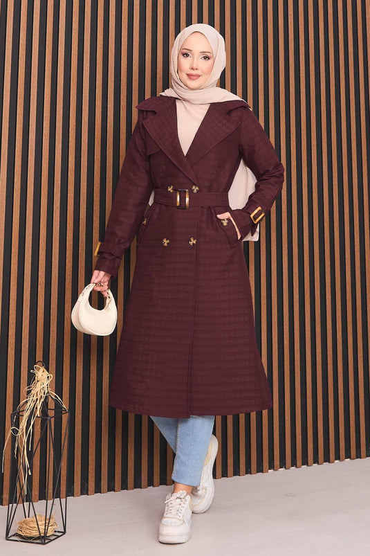 Trench-coat matelassé bordeaux à double boutonnage et ceinture, avec hijab intégré