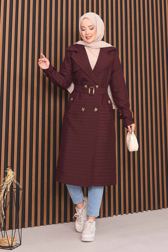 Trench-coat matelassé bordeaux à double boutonnage et ceinture, avec hijab intégré