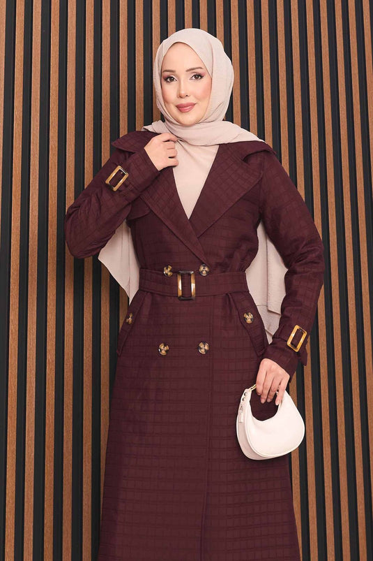 Trench-coat matelassé bordeaux à double boutonnage et ceinture, avec hijab intégré