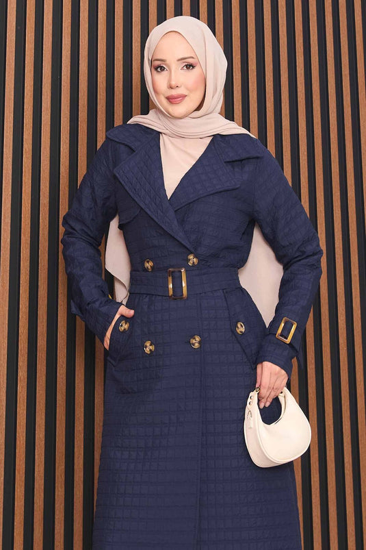 Trench-coat matelassé bleu marine à double boutonnage et ceinture, avec hijab intégré
