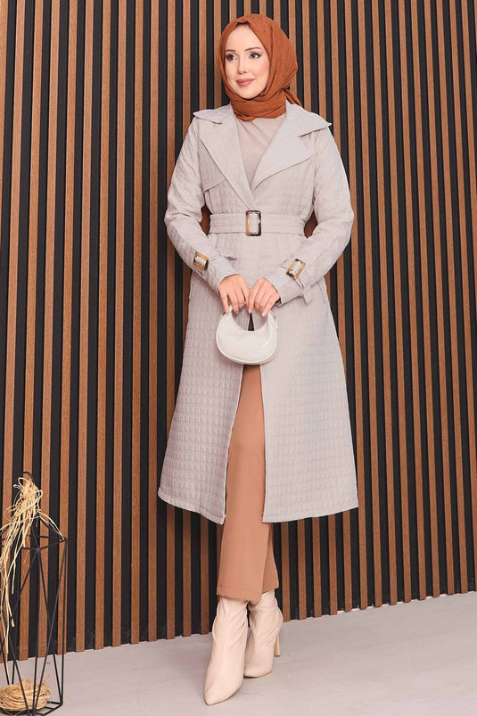Trench-coat matelassé à double boutonnage et ceinture hijab couleur pierre