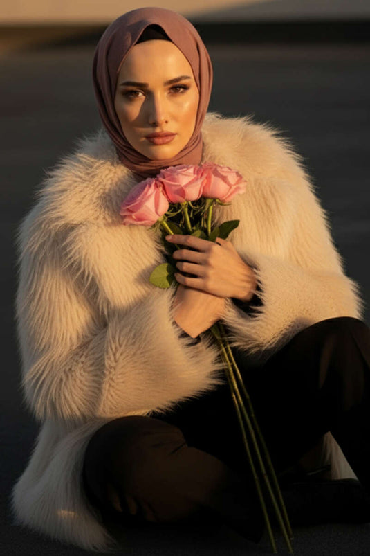 Zweireihiger, pelzgefütterter Mantel, beige.