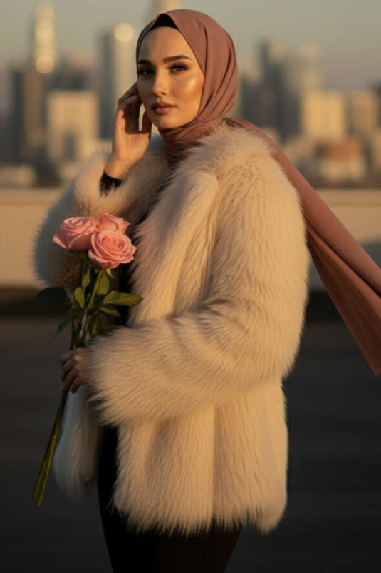 معطف مبطن بالفرو ذو صفين من الأزرار، لون بيج.