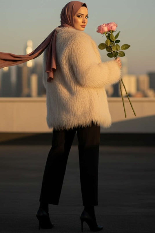 معطف مبطن بالفرو ذو صفين من الأزرار، لون بيج.