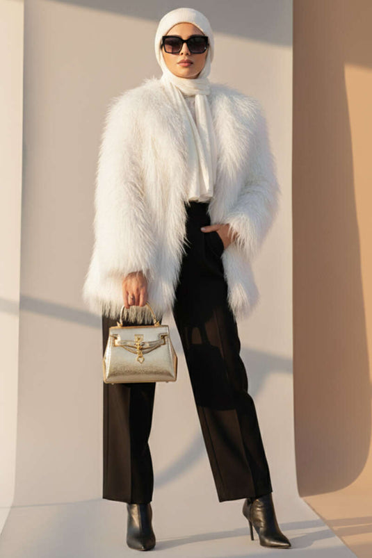 معطف مزدوج الصدر مبطن بالفرو، لون بيج فاتح.