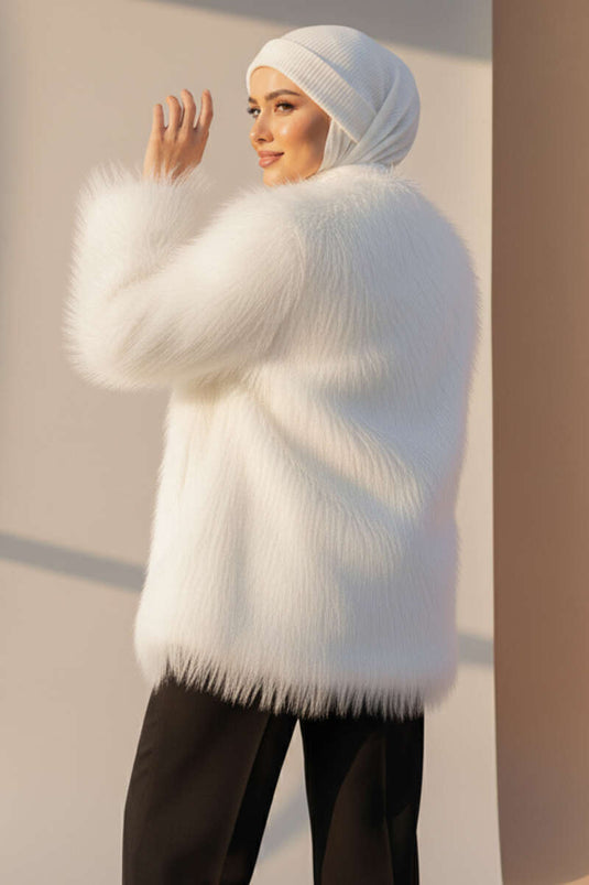 معطف مزدوج الصدر مبطن بالفرو، لون بيج فاتح.