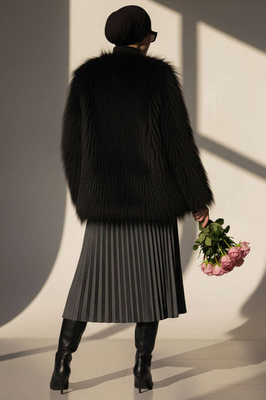 معطف أسود اللون، ذو صفين من الأزرار ومزين بالفرو.