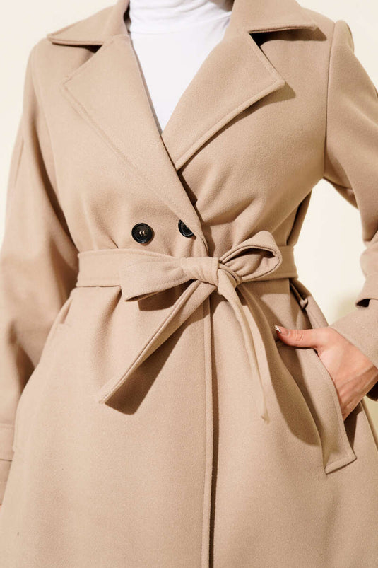 Cappotto corto in cashmere con cintura doppiopetto e dettagli beige