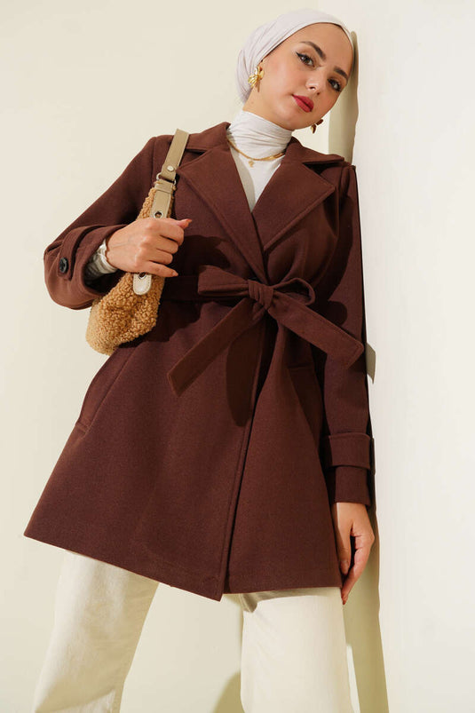 ياقة مزدوجة الصدر، وتفاصيل حزام، معطف قصير من الكشمير، بني اللون.