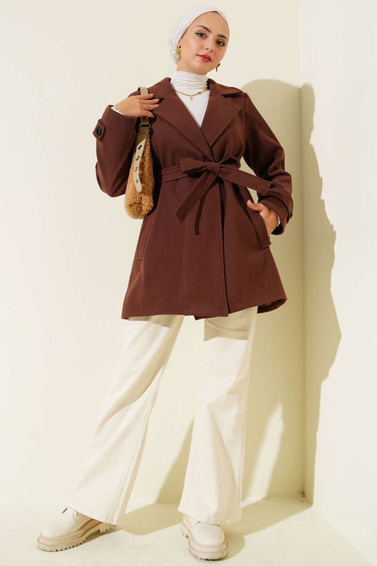 ياقة مزدوجة الصدر، وتفاصيل حزام، معطف قصير من الكشمير، بني اللون.