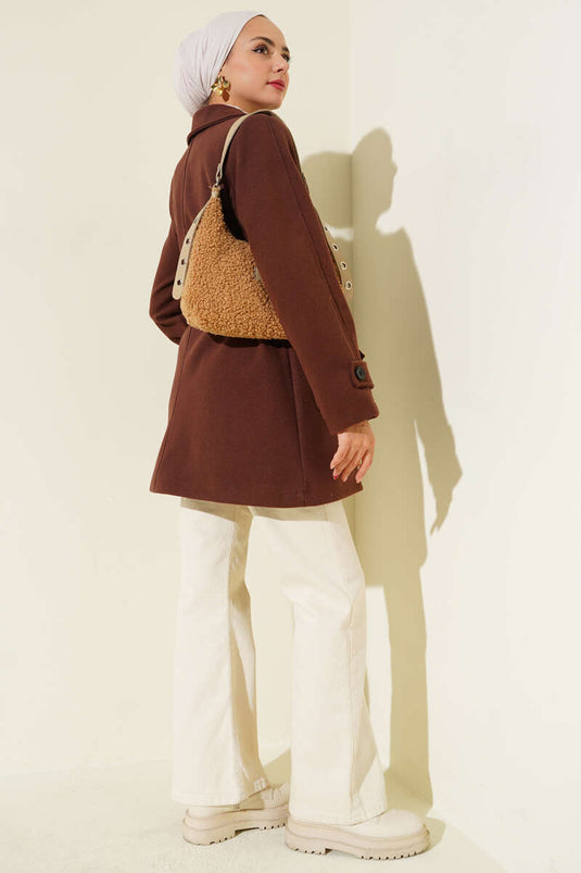 ياقة مزدوجة الصدر، وتفاصيل حزام، معطف قصير من الكشمير، بني اللون.