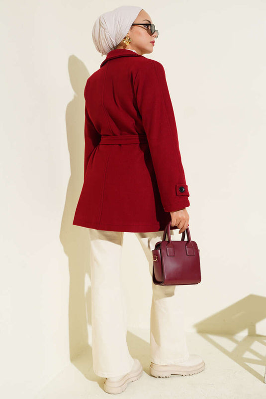 ياقة مزدوجة الصدر، وتفاصيل حزام، معطف قصير من الكشمير، أحمر اللون.