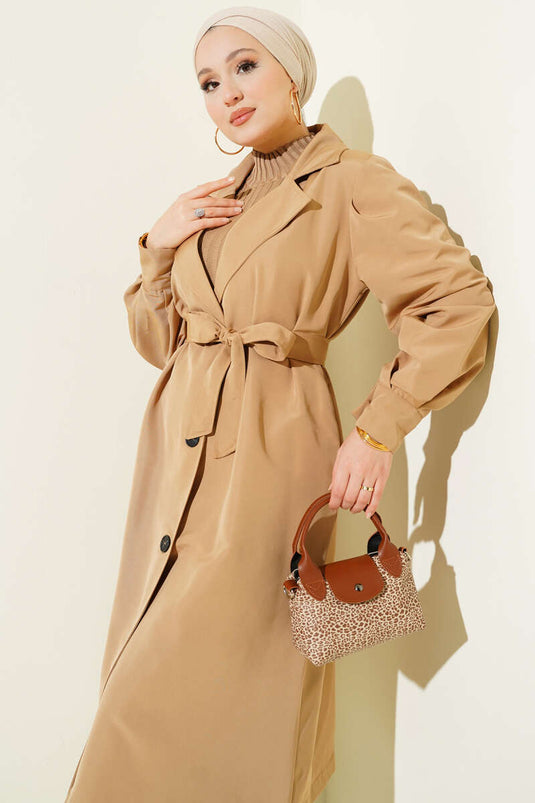 Trench-coat croisé avec ceinture, couleur camel.
