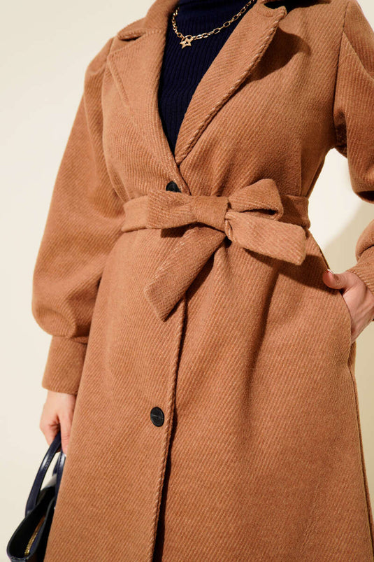 معطف كشمير مزدوج الصدر مبطن بحزام بلون الجمل