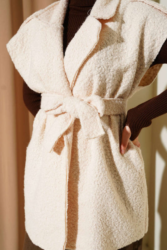 Zweireihige Bouclé-Weste mit Gürtel Beige