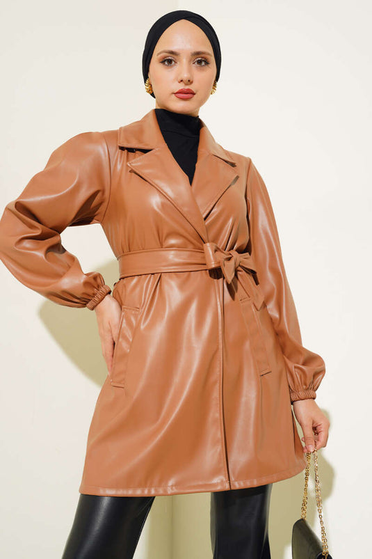 سترة جلدية ذات ياقة مزدوجة وحزام باللون البني