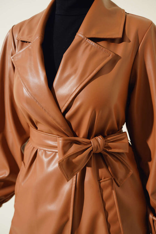 سترة جلدية ذات ياقة مزدوجة وحزام باللون البني