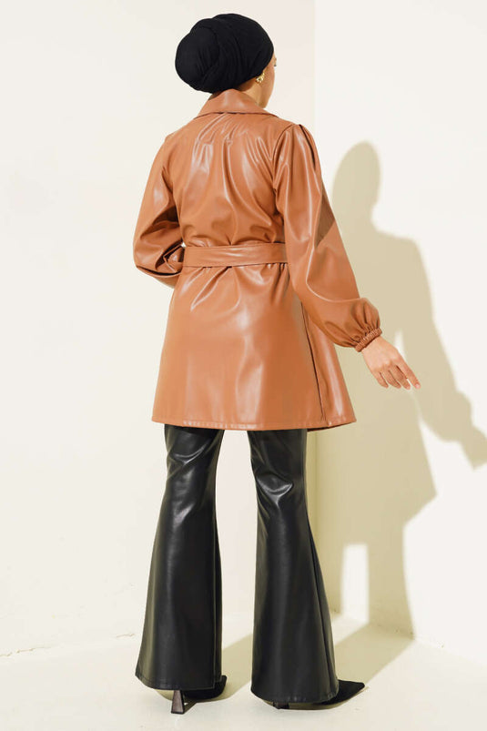 سترة جلدية ذات ياقة مزدوجة وحزام باللون البني