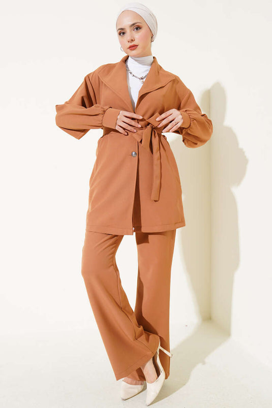 Traje de dos piezas cruzado con cinturón en color camello