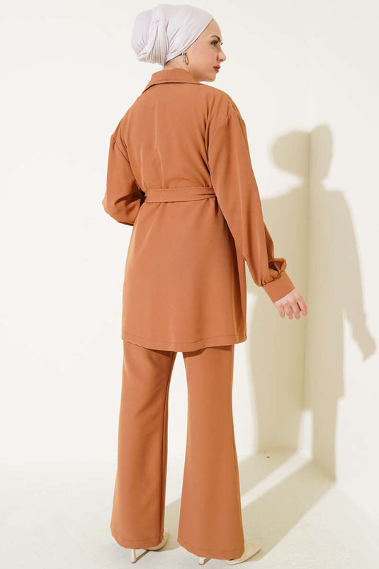 Traje de dos piezas cruzado con cinturón en color camello