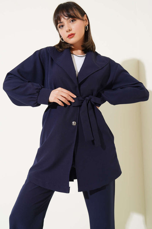 بدلة مكونة من قطعتين بحزام مزدوج الصدر باللون الأزرق الداكن