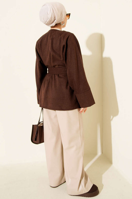 Veste croisée en cachemire marron avec ceinture.