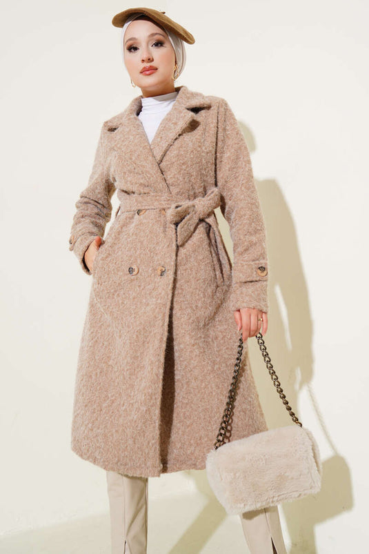 Abrigo de cachemira con cinturón y doble botonadura en color camel