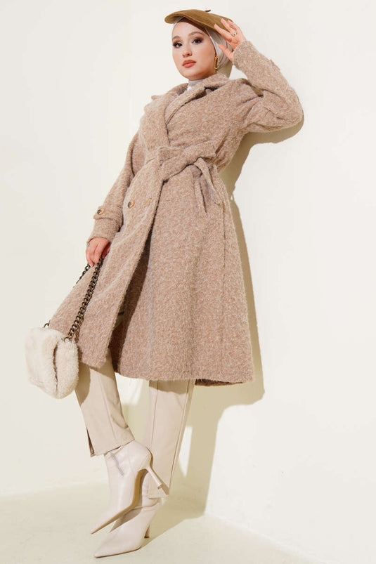 Abrigo de cachemira con cinturón y doble botonadura en color camel