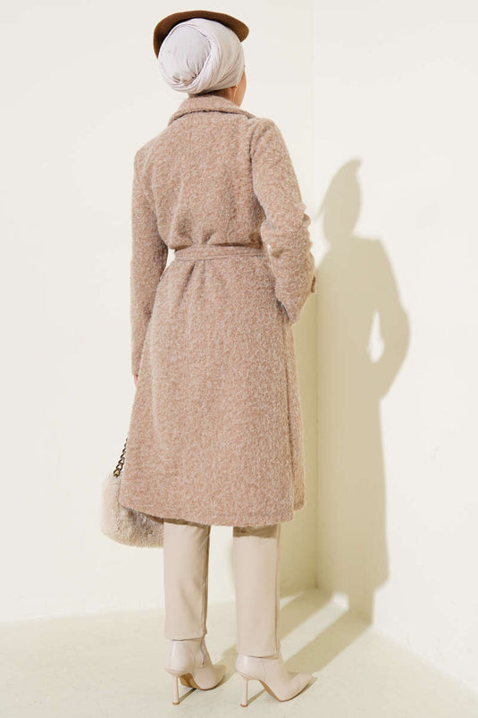 Abrigo de cachemira con cinturón y doble botonadura en color camel