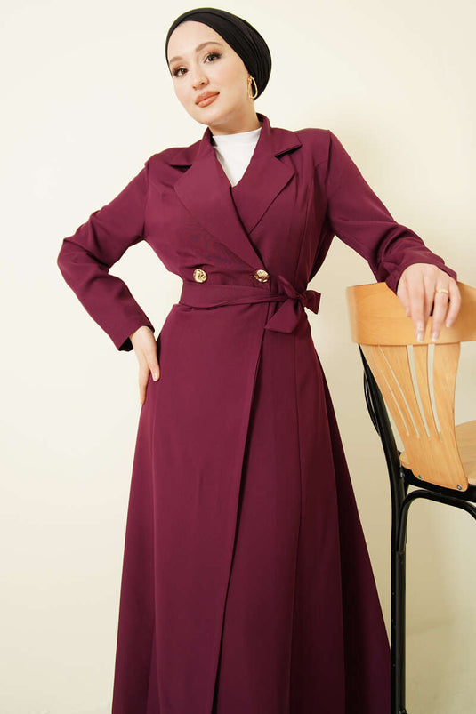 عباءة طويلة بأكمام متقاطعة وحزام باللون البنفسجي