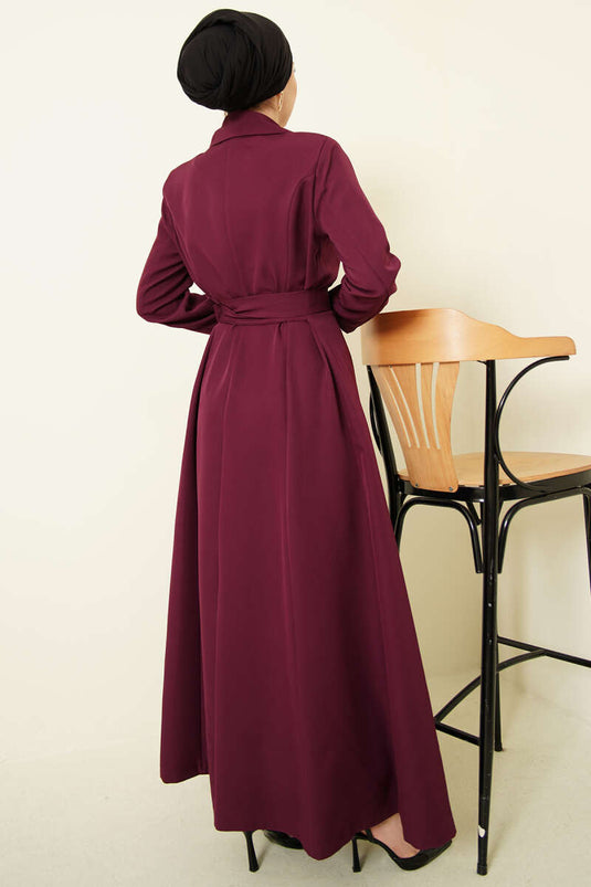 عباءة طويلة بأكمام متقاطعة وحزام باللون البنفسجي