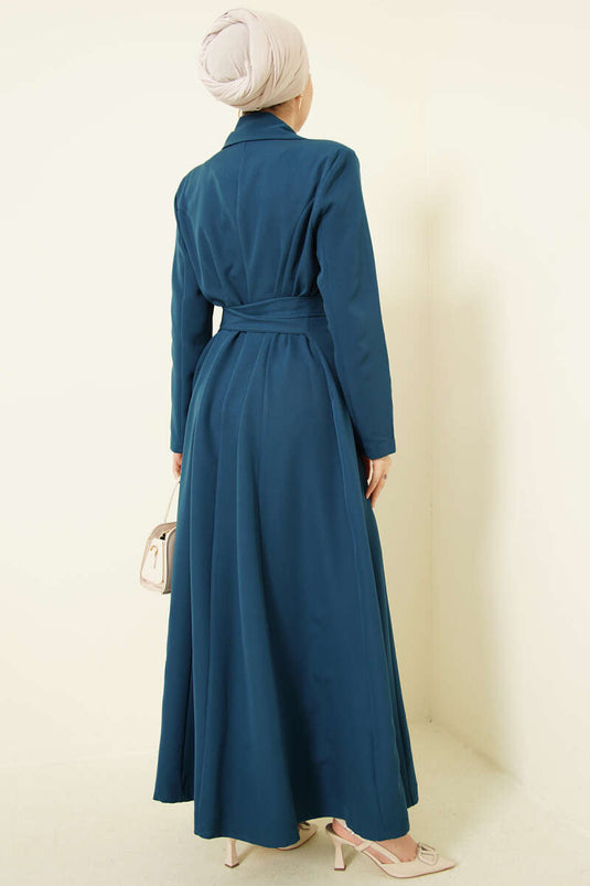 عباءة طويلة بحزام وياقة متقاطعة بلون أخضر نفطي