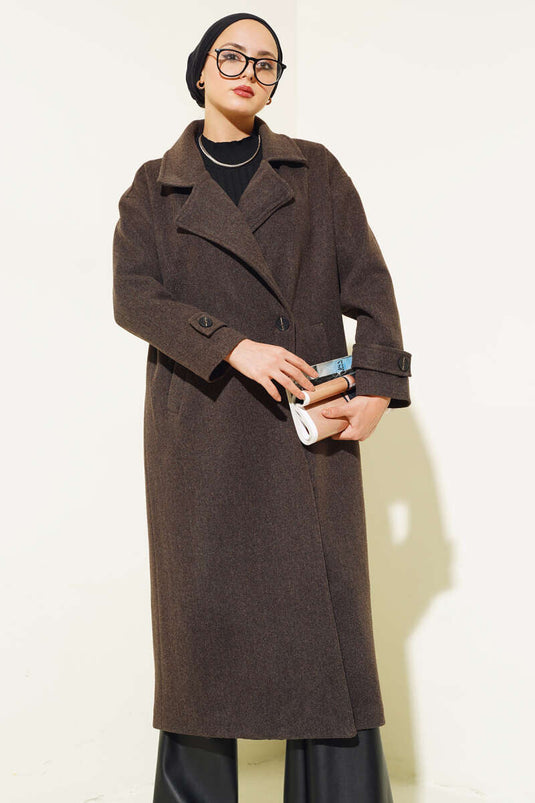 معطف طويل من الكشمير ذو صفين من الأزرار، بلون الكستناء.