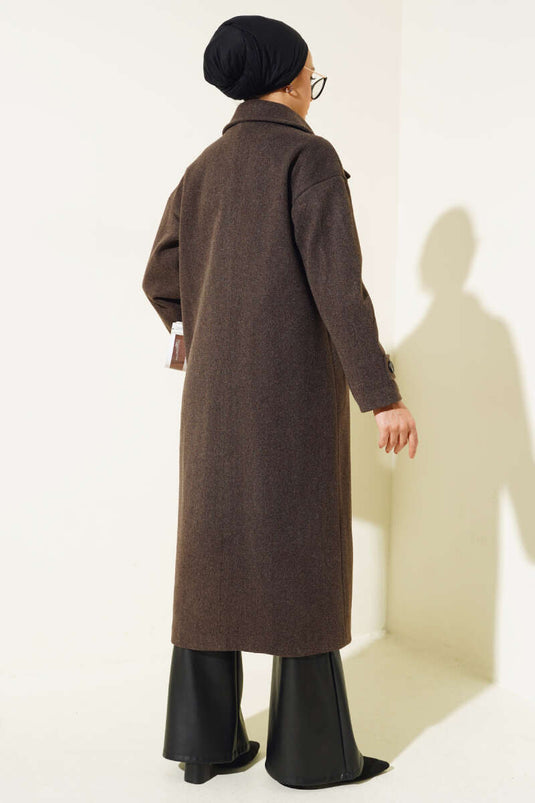 معطف طويل من الكشمير ذو صفين من الأزرار، بلون الكستناء.