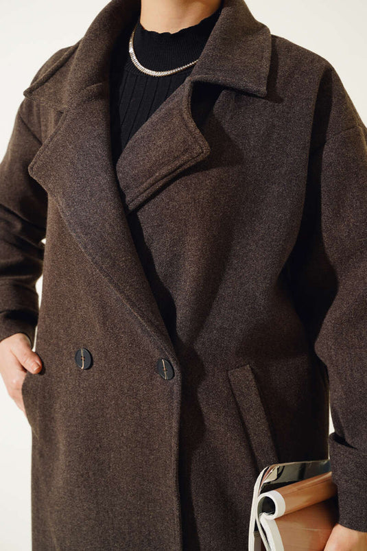 معطف طويل من الكشمير ذو صفين من الأزرار، بلون الكستناء.