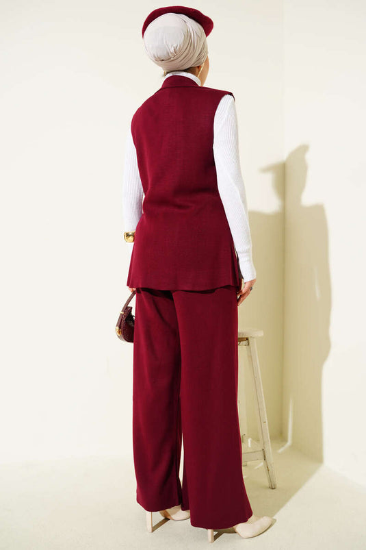 Traje de punto de dos piezas con chaleco y doble botonadura en color burdeos