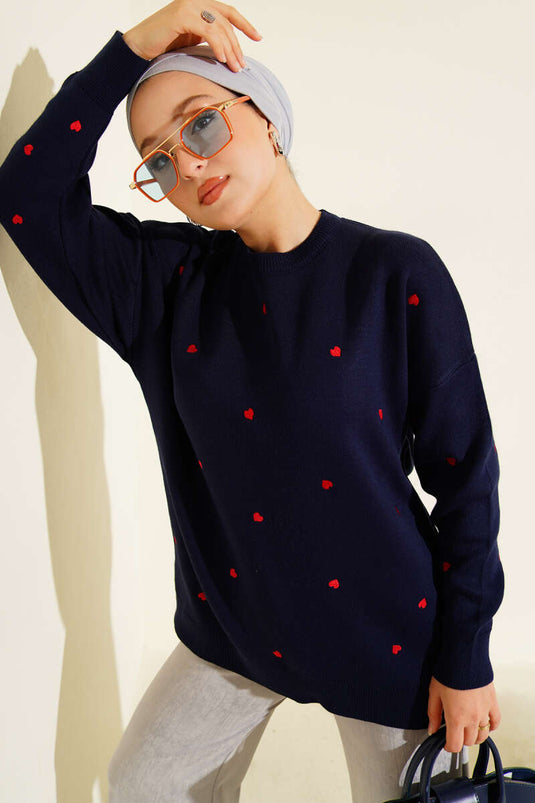 Suéter de punto azul marino con bordado de corazón pequeño