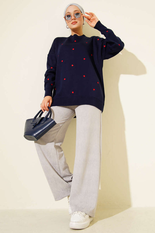 سترة تريكو مطرزة على شكل قلب صغير باللون الأزرق الداكن