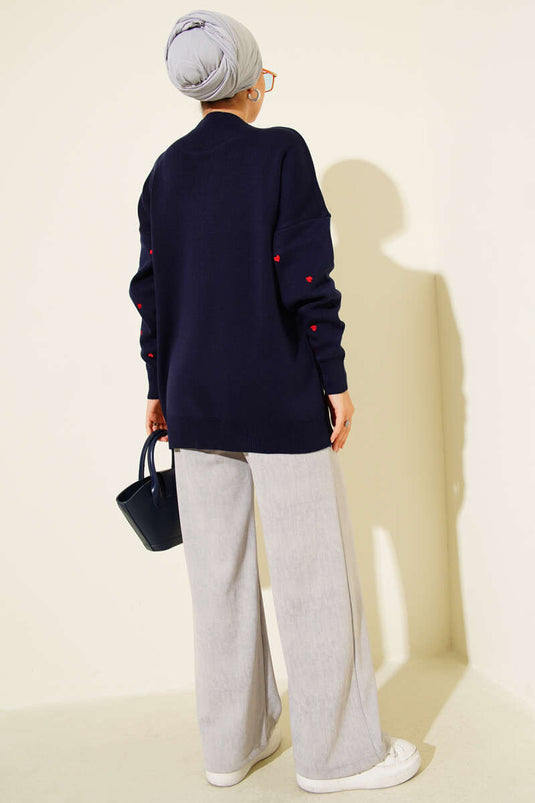 سترة تريكو مطرزة على شكل قلب صغير باللون الأزرق الداكن