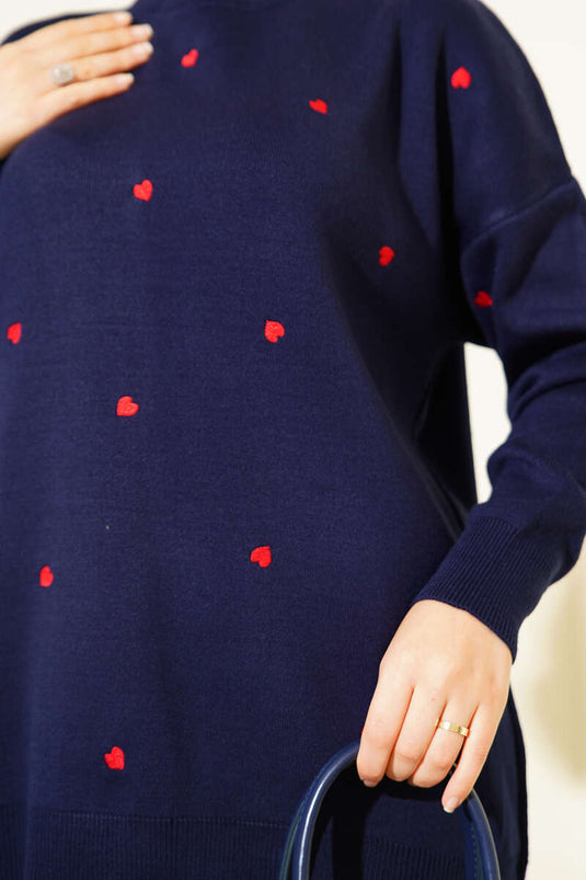 Suéter de punto azul marino con bordado de corazón pequeño