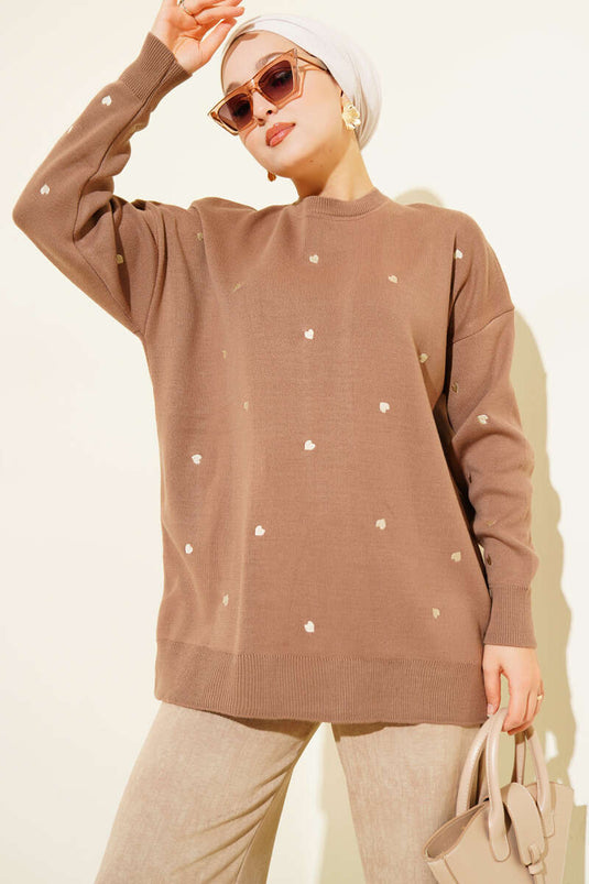 سترة لاتيه محبوكة مطرزة على شكل قلب صغير