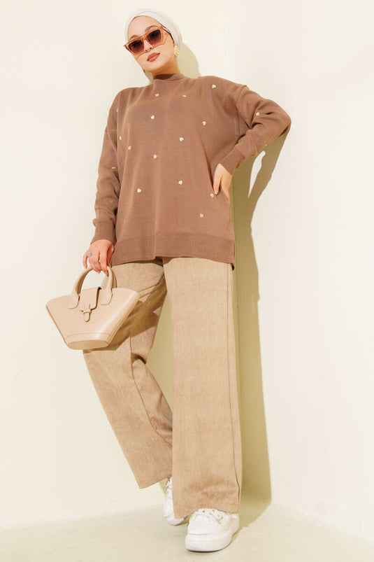 Küçük Kalp Nakışlı Triko Kazak Latte