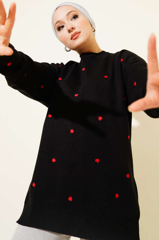 سترة تريكو مطرزة على شكل قلب صغير باللون الأسود