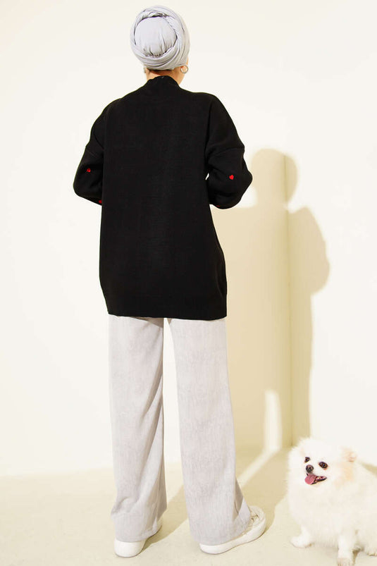 سترة تريكو مطرزة على شكل قلب صغير باللون الأسود