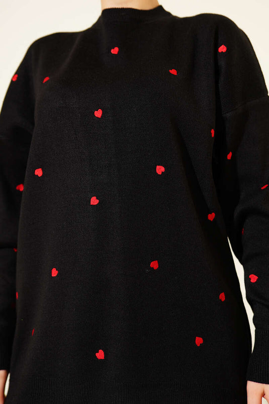 سترة تريكو مطرزة على شكل قلب صغير باللون الأسود