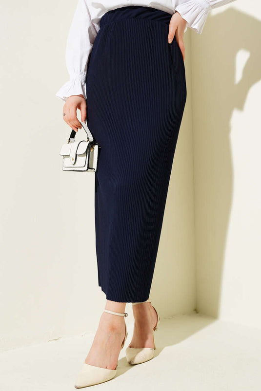 Falda tubo de tela plisada azul marino