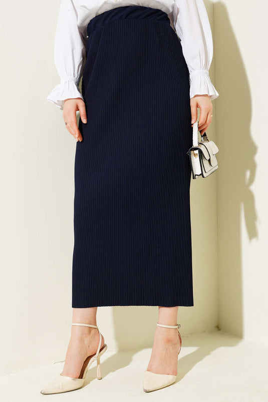 Falda tubo de tela plisada azul marino